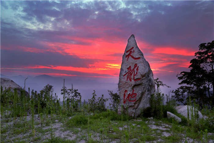 仅40元即可享受原价50元【平顶山】天龙池景区门票一张，射箭基地赠送每人10支箭免费体验，景区奇峰林立，山清水秀，内有景点剑劈石、天书阁、抚琴台、尧帝像等80余处，不要错过美景如画的季节哦~