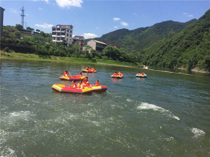 仅88元，享价值120元【金华】磐安双溪滩漂流成人门票一张，游鱼戏水，四季常绿，山峦叠嶂的奇景，感受从高山玉带奔流而下的刺激，尽情感受旋转，飞跃，驰骋，尖叫，让身心得到最好的放松和享受。