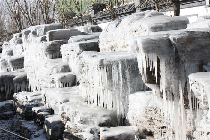仅48元，享原价88元的【涞源】白石山冰雪节蓝鲸雪乐园儿童票，有室内冰雕展示区、VR科技体验区、冰雪互动娱乐区，室外滑雪赛道、雪地娱乐项目及功能配套区。