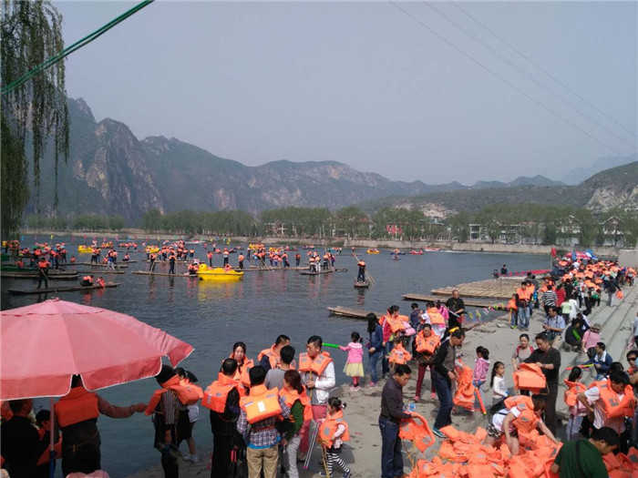 仅49元就享受149元【保定市】银湖水上乐园门票一张：含：快艇一圈，脚踏船，手摇船，竹筏，银湖水上乐园是野三坡目前较大的水上乐园。