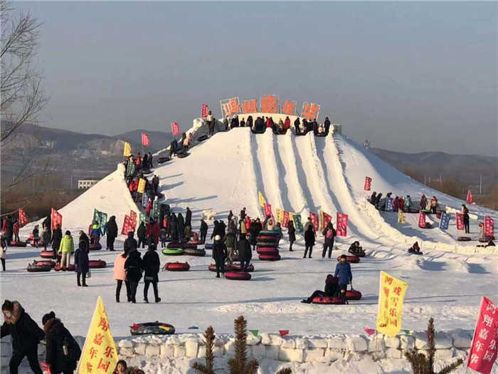 仅99元享原价115元的【鸡西市】鸿翔嘉年华戏雪乐园套票一张，包含：高山雪圈，全地形甩圈，雪地坦克，雪地摩托，速度装甲车，冰上碰碰车，儿童DIY，冰上漂移车，脚踏卡丁车，冰上自行车，雪地悠波球等等
