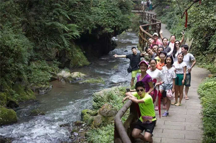 仅50元享55元的【株洲】仙人桥大峡谷成人门票。门票需提前一个小时购买。整个仙人桥大峡谷具有五大特色；一、峡谷幽深显其幽 二、植被茂盛显其秀、三、仙桥高悬显其奇 四、传说动人显其神 五、峡壁峻峭显其险