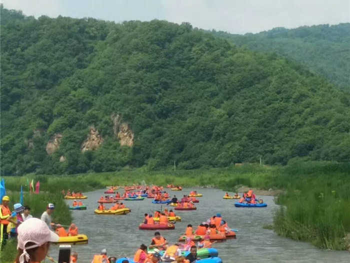 仅486元就享受596元的【【抚顺市】红河南天门景区漂流单人票+小木屋（5人间），含：景区观光车，转水湖漂流，水域全长7.8公里，20于处急流，水流湍急，激流勇进。