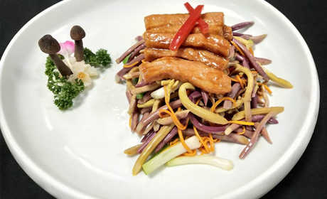 超值六人养生套餐仅需360元；套餐：开胃四味碟 热菜 黄焖珍菌海参羹（位） 酸汤烩丸子 藤椒煎焗生态鸡 酱椒金菇蒸豆腐 香椿苗鲜虾炒蛋 蒜蓉炒时蔬 养生杂粮拼 酥皮鸡蛋灌饼 白米饭（茄汁面）时令果盘