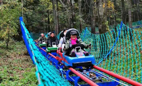 仅98元，享原价425元的锅盔山旅游景区D套票一张，套D注:门票+景观大道+先天八卦迷宫体验区+易经文化+临溪+野生雪狼参观+禅舞+溜索+滑道体验+奇妙旅程体验+CS真人射击+攀岩+旋转飞机+观光车