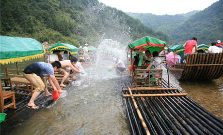 仅110元就享受120元的【潜山县】白马潭竹筏漂流门票一张，景区旅游项目主要有：特色逆顺竹筏漂流、皮艇漂流、马术、卡丁车、烧烤、篝火、户外露营及特色农家餐等。