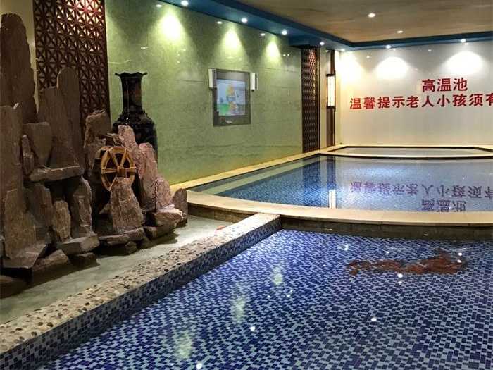 仅需38元，享价值58元【郑州市】豪门温泉酒店双人洗浴门票一张，可供两人使用，商家免费提供毛巾、洗浴用品、拖鞋等；养身与环保的完美结合，带给您舒心满意的居停体验。