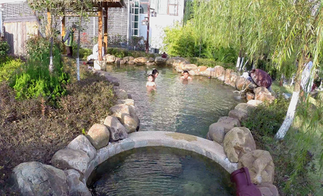 仅34元享原价84元的【九江市】醉石温泉酒店温泉儿童门票 露天温泉区拥有各种功能池60多个，设有森林养生区、太极八汤区、桃花美容养颜区、室内动感炫酷温泉区、溶洞温泉区、儿童泳池区、情侣区等。