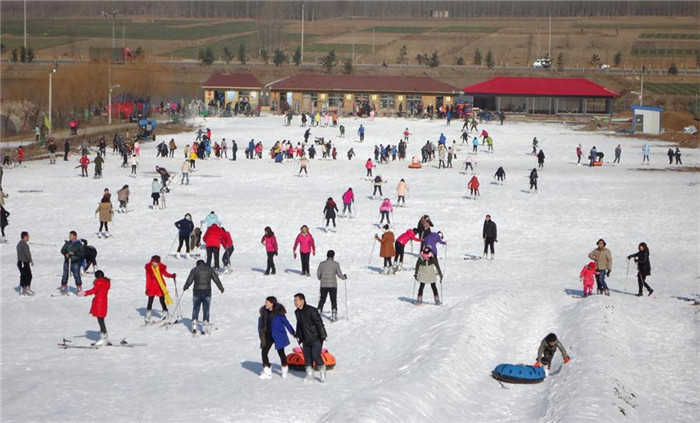 仅95元钱享受原价98元【邹城市】峄山滑雪周末两小时门票，峄山滑雪场位于景色秀丽的4A级景区、国家森林公园峄山风景区内，峄山镇金张庄村南，紧靠临菏路。滑雪场占地13万平方米，从选址兴建到投入运营。