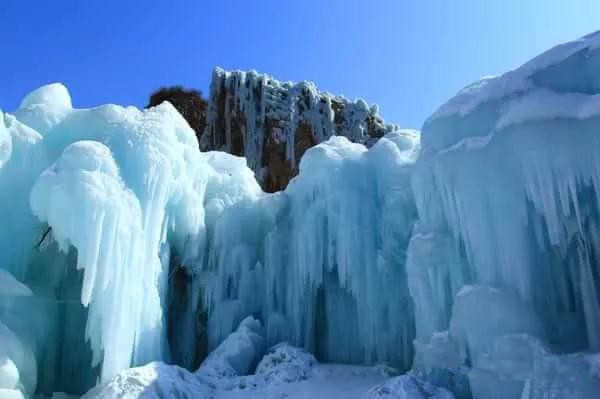 仅19元就享受原价45元的【滦县】研山滑雪场平日周末冰雪节门票（含包入园门票、冰瀑、桃花林、碰碰球、儿童雪船、雪域城堡），是一处集观光、娱乐、滑雪运动、赏雪、嬉雪、马术为一体的大型综合娱乐场所