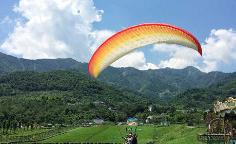 仅售758.0元！就可以享受原价780元的【九龙山】绵竹九龙山滑翔伞基地滑翔伞体验票一张。带你装逼带你飞...