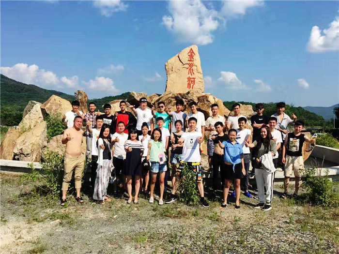 仅118元就享受128元的【哈尔滨】金水河度假山庄套票（三餐一宿一漂）一张，含：金水河漂流以全新的景色，全新的航道随时恭候您的光临，漂流的同时还可以采摘无公害蔬菜及野果，在静谧的林下垂钓。