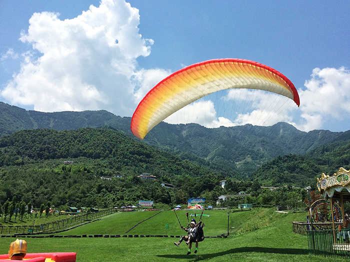 仅售758.0元！就可以享受原价780元的【九龙山】绵竹九龙山滑翔伞基地滑翔伞体验票一张。带你装逼带你飞...