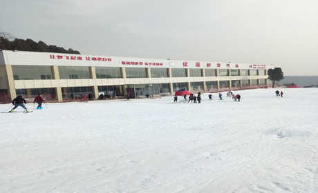 仅98元，享原价168元【蓝田县】伏羲岭滑雪场平日不限时滑雪票，总面积6000余平方米；拥有经验丰富的滑雪教练，为广大游客提供优质的滑雪体验。伏羲岭滑雪场，挑战自我，放飞激情，收获梦想！