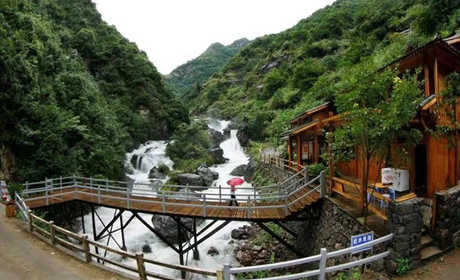 仅45元可享受门市价50元的【台州】布袋山旅游风景区门票一张，布袋山风景区，主要由弥勒谷景区、古村落景区和布袋溪漂流三大景区组成，也称为一拖三景区。她坐落于括苍山支脉，大基尖（海拔1250多米）的北面