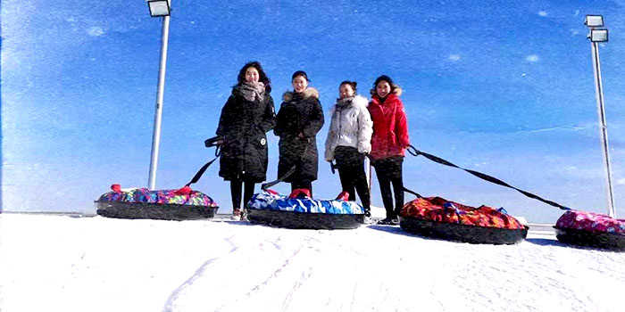 仅39元享受原价49元的【滨州】草原牧歌冬季滑雪成人平日门票一张。含雪鞋、雪板、雪仗、雪圈等雪场所有娱乐项目。