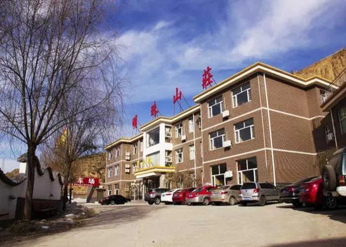 仅50元，享原价88元【张家口】明珠山庄成人票（游泳+温泉），长江以北空气质量年排名第一，人称“八山一水一分地”，具有丰富的山地林区旅游资源。