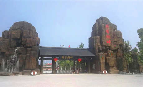 仅19元，享原价20元的【香河】荷香湖畔游乐园门票一张，这里是无数小朋友心中最爱，摩天轮，空中小火车等等十余种游乐项目抢先体验！