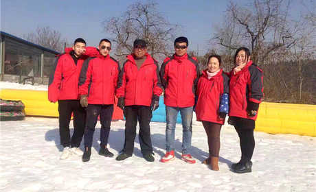 仅178元享原价198元的【济南】润翔滑雪场平日周末全天滑雪场套票一张，具有300多米长雪道并设有进口魔毯，让滑雪者体验滑雪乐趣。雪上飞碟、儿童雪上摩托、雪地碰碰车、雪地转转等游乐设备可供租用。