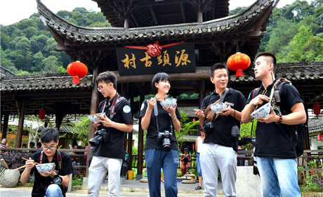 仅30元，享原价58元的【上饶】婺源源头古村景区门票，依托这里的生态环境，源头古村已经逐步成为旅游观光、商务会议、休闲养生、度假聚会的一个精品景区。
