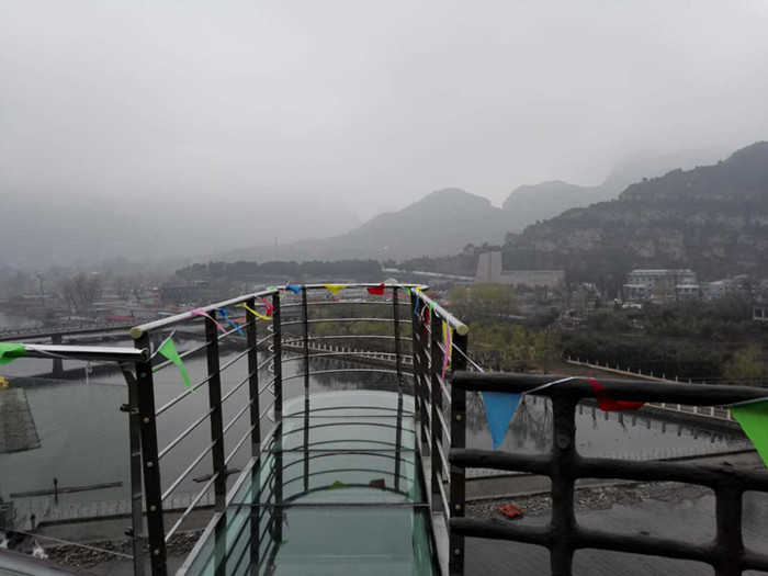 仅32元，享原价40元【房山区】聚龙湾景区门票+玻璃栈道，优越的地理位置，宜人的生态景观，便利的交通环境和完善的配套设备是聚龙湾景区的强势特色。