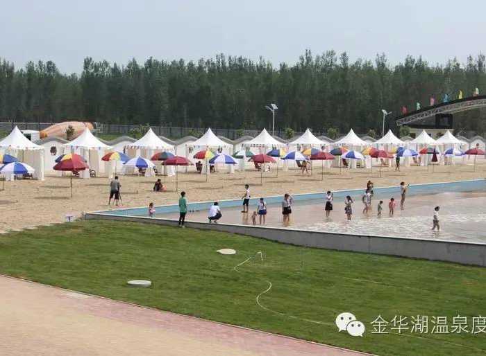 仅50元，享原价68元的金华湖温泉度假村嬉水湾水上乐园/室外浴场门票二选一；金华湖温泉度假村湖面占地340多亩，湖面宽广，适合游客划船，里面鱼类种类繁多，适合喜欢钓鱼的游客。
