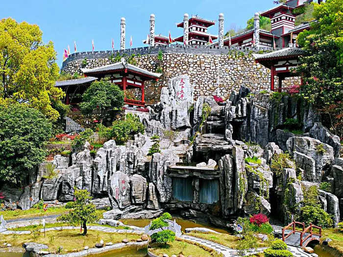仅30元，享原价35元的【宜昌市】三国猇亭古战场景区门票（优待票），著名战役有：白起烧夷陵、公孙述架浮桥、三国猇亭之战、西晋炬东吴、樊猛斩萧纪、围郑救安蜀、杨素破陈、唐军夜袭肖铣、吴三桂兵败夷陵等战役
