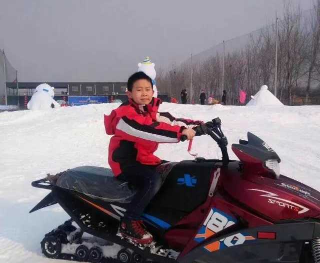 仅129元即可抢购门市价140元的【沧州】狮城探乐岛滑雪场春节全天滑雪套票一张，含：门票+雪具（雪板+雪鞋+雪杖+雪圈）
