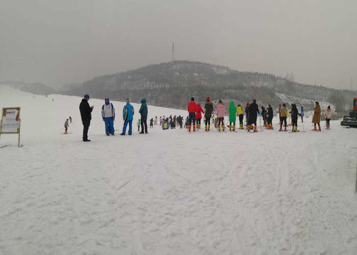 仅39元，享原价49元的【太原】曦岭雪山滑雪场平日周末全天不限时滑雪票，让你尽情享受滑雪场带给我们的无线刺激,在这里挑战激情、驰骋在广阔雪域上