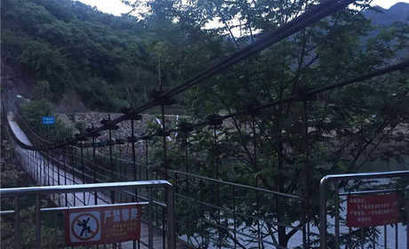 仅100元，享价值120元【金华】磐安双溪滩东岩山庄住宿票一张，游鱼戏水，四季常绿，山峦叠嶂的奇景，感受从高山玉带奔流而下的刺激，尽情感受旋转，飞跃，驰骋，尖叫，让身心得到最好的放松和享受。