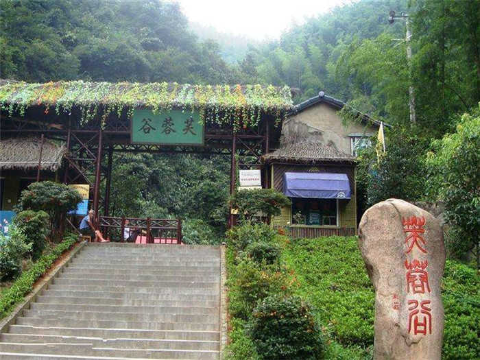 仅80元就享受98元的【黄山市】芙蓉谷景区门票一张，谷中群峰嵯峨，怪石罗列，原始森林茂密，其中众多形态各异的池潭碧如翡翠，波光闪烁，斑斓纷呈，令游人流连忘返。