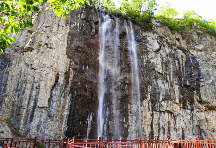 （助力抢票）仅45元抢原价50元的望仙大峡谷成人票一张，望仙大峡谷不仅流传着尧王访贤的远古传说，还有奇特美妙的仙山神水，疑是水仙梳洗处，一螺青黛镜中心”的绝句便萦绕脑际，身心的惬意和愉悦，美不可言。