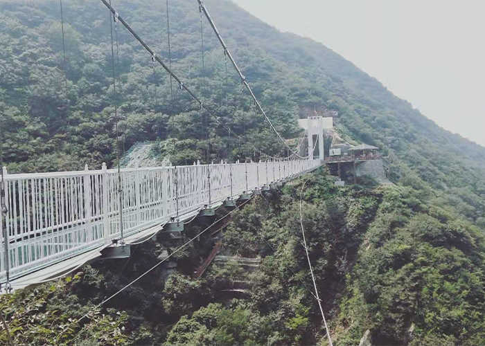 仅50元可享受门市价80元的【运城】凤凰谷玻璃吊桥+滑道成人票一张，玻璃吊桥宏伟壮观,让您完美   融入大自然当中,凤凰谷美景更是一览无余。行走期间   仿若登天梯,纵横群山之间恍著人间仙境。