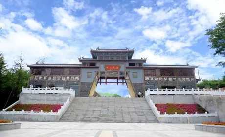 仅40元，享原价60元的【平顶山】鲁山县尧山花海景区成人票，包含：鲁山县尧山花海景区成人票一张（园区有玻璃栈道、百日草、薰衣草、马鞭草、波斯菊等十几品种花草供大家欣赏游玩）；