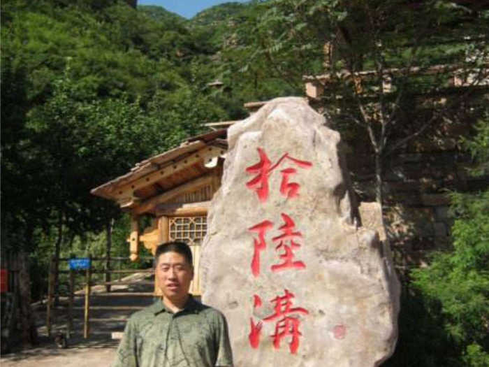 仅88元，享原价125元的【邯郸】十六沟风景区家族2+1门票。入园前1小时提前购买。十六沟有个藏书洞和修道洞，传说藏书洞藏有天书，张三丰从武当山来到这里，取走天书炼成“九转还丹”才修道功成的。