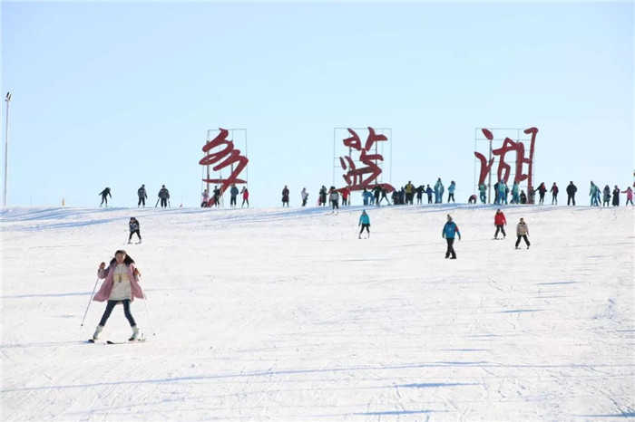 仅89元就享受128元的【巴彦淖尔市】多蓝湖滑雪场滑雪周末票一张，含：雪鞋，雪板，滑雪场占地100亩，专业雪道设计、高档雪具大厅可同时接待700人进行雪上娱乐活动。
