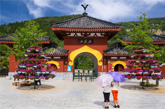 仅27元，享原价30元的【鹤壁】五岩山景区成人门票；五岩山，又名苏门山、巫山，为太行山支脉、牟山一余脉，地处河南省鹤壁市市中心西北35公里处。