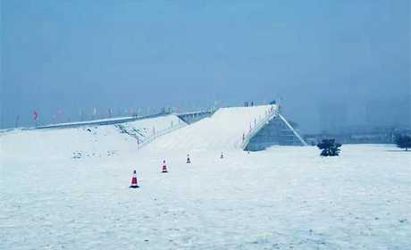 仅138元！即享原价158元的【唐山】绿洲冰雪大世界戏雪乐园游乐通票一张，含：雪上飞碟、儿童雪橇车、儿童滑板车、悠波球、穿梭、钩机、儿童蹦蹦床、真人CS/半小时等项目，项目游玩时间以商家现场规定为准；