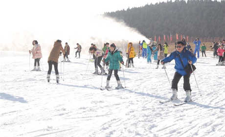 仅180元钱享受原价228元【徐州市】大景山滑雪场不限时滑雪门票，雪场各项雪道及雪地游乐区面积达到6万余平方米，日接待游客可达到6000人。滑雪乐园拥有滑雪道、雪圈道、雪地摩托、等雪地运动项目。
