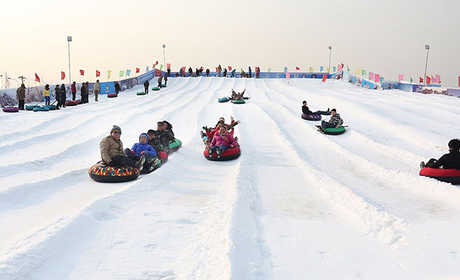 仅54元！享原价60元神湖四季庄园滑雪场周末全天戏雪门票！包含：雪地坦克、雪地旋转器、雪上飞碟、雪船、雪地碰碰车、雪地悠波球，其它费用自理 