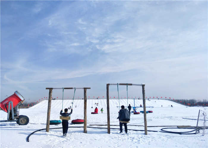 仅25元，享原价30元的【天津】双塘冰雪嘉年华成人门票（1.2米以上的儿童购成人票） 让您在今年的冬日里，和家人一起，享受不一样的戏雪快感，