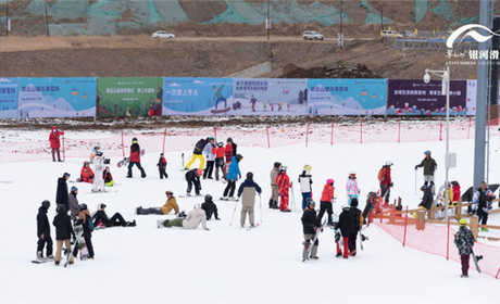 仅99.9元就享受550元的【张家口】翠云山银河滑雪场1.5天滑雪票一张不含雪具，从山顶上滑下，身姿优美，酣畅淋漓的享受在雪道飞驰的乐趣，用极其优惠的价格体验到银河滑雪场的特色星座雪道！