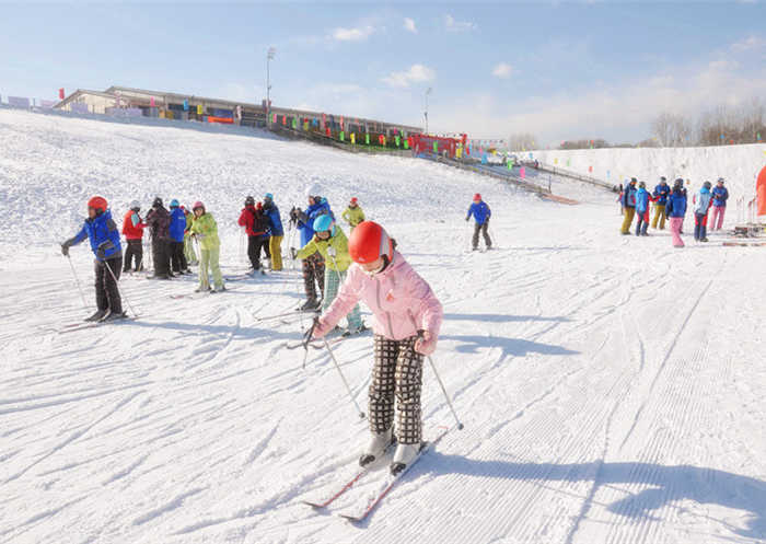 仅119.9元享价值280元【大兴区】北京雪都滑雪场春节4小时滑雪票一张。包含：4小时滑雪+雪鞋+雪板+雪杖+魔毯。极地冰面区设有冰炫陀螺，野趣小冰车，冰上悠波球等欢乐项目，定会让游客不虚此行。