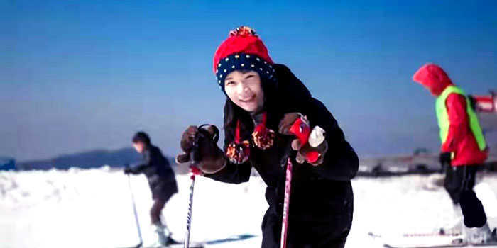 仅55元享受原价69元的【滨州】草原牧歌冬季滑雪成人周末门票一张。含雪鞋、雪板、雪仗、雪圈等雪场所有娱乐项目。