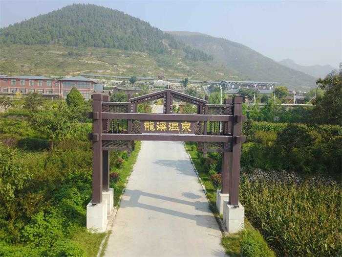 仅48元，享受【新乡市】龙溪温泉踏青活动门票一票进两人一张，活动仅限3月26日--4月27日（节假日除外）；在这春暖花开踏春季节里龙溪温泉在此诚邀各界朋友泡温泉、享春天！
