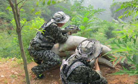 仅98元，即享原价98元的【桥西区】百草园基地真人CS大战1小时门票，包含：真人CS大战1小时门票，百草园休闲游玩基地，市区开车20分钟即可到达，离市区近的同时又远离了市区的喧闹。