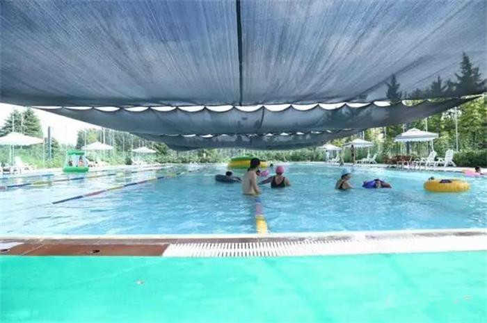 仅需16.8元，享价值20元的【驻马店市】大王庄温泉水上游乐园成人门票一张，包含国标泳池、3000平方米充气水上乐园（儿童泳池+水上大冲关+鲸鱼滑梯等），上蔡最高逼格的水上乐园，燃爆你的夏天！