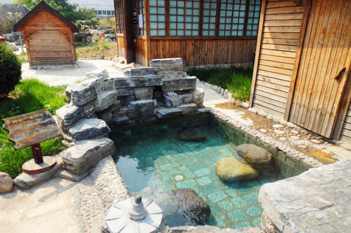 仅88元，即享原价280元的【小汤山】红栌山庄温泉门票，包含：温泉门票一张，集温泉养生、住宿、会议、娱乐、美食休闲等一体的大型综合性旅游、度假、会议的休闲度假山庄。