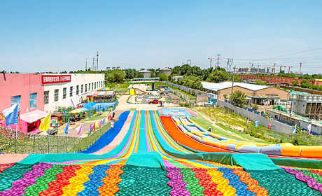 仅29.9元抢价值49元的【朝阳区】好嗨哟四季乐园七彩套票一张，景区建设有超大型粉色充气城堡、海盗船、70 米超长充气滑梯。