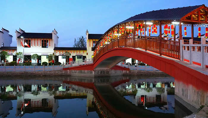 仅69.9元享受140元的龙凤山景区套票一张，含：景区门票+网红桥+午间&夜场表演+游船+灯光秀等项目。